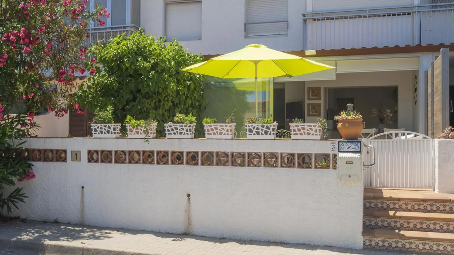 Apartamento Renovado Con Terraza, A Pasos De La Playa De Riells, ¡Ideal Para Parejas! - Es-325-29 Torroella De Montgri