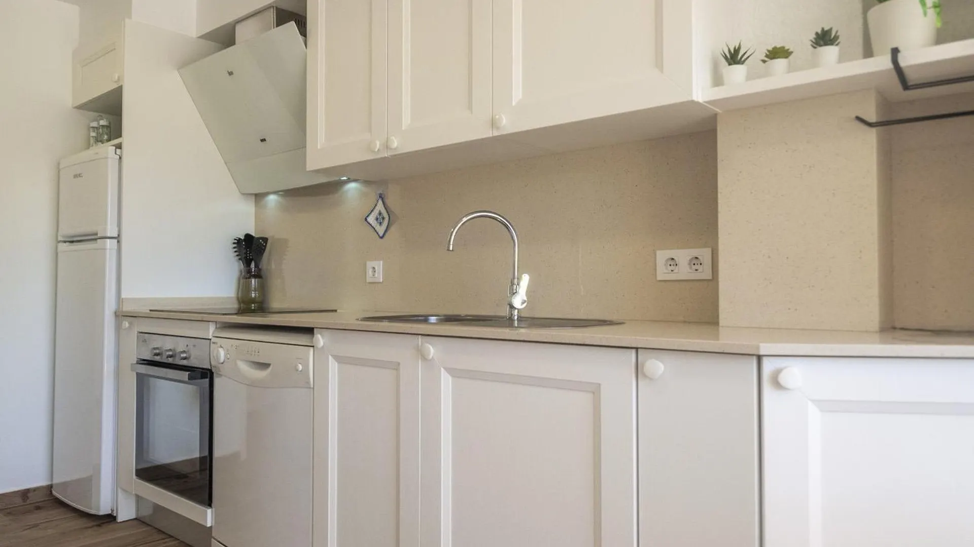 Apartamento Renovado Con Terraza, A Pasos De La Playa De Riells, ¡Ideal Para Parejas! - Es-325-29 Torroella De Montgri