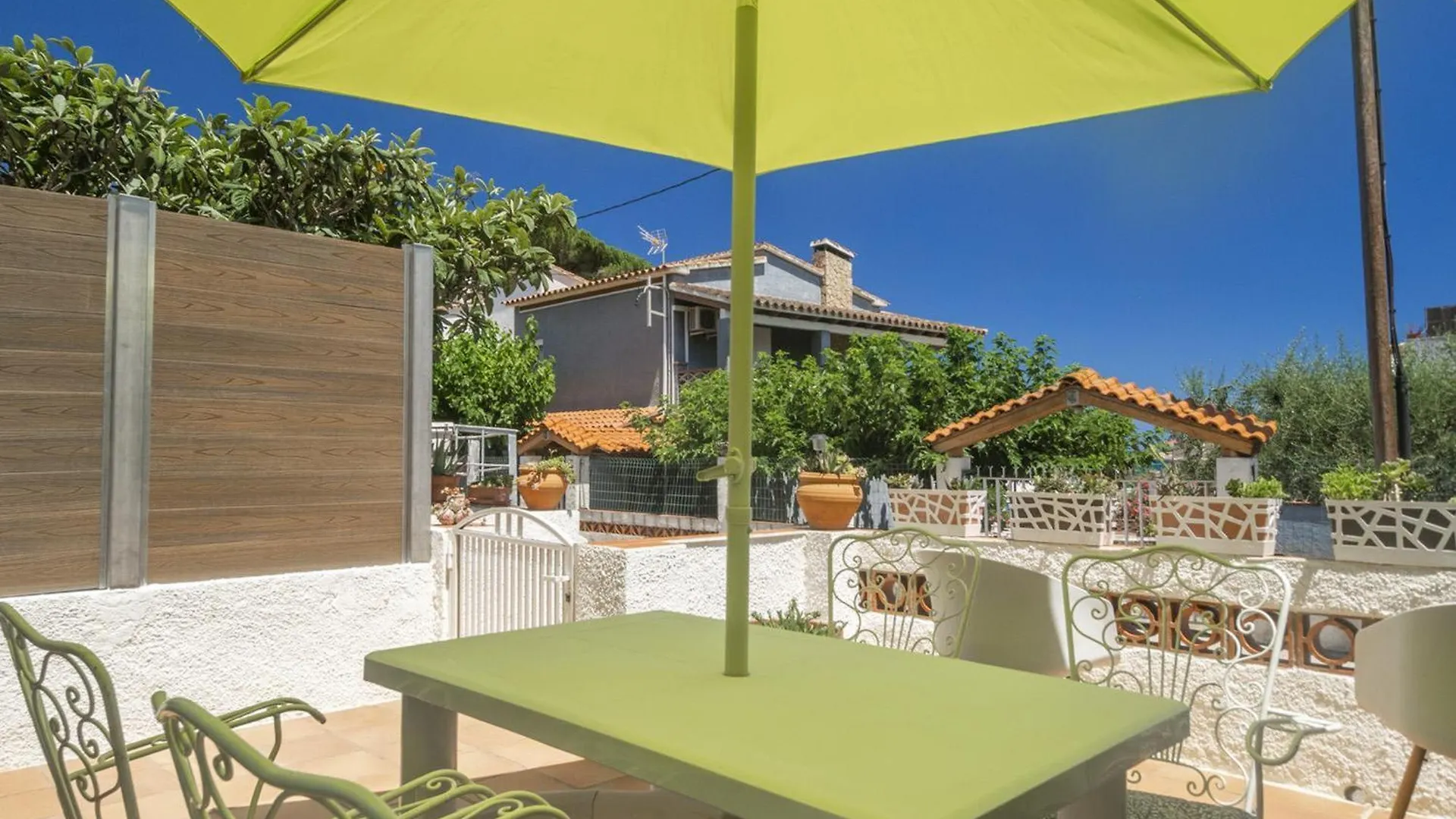Apartamento Renovado Con Terraza, A Pasos De La Playa De Riells, ¡Ideal Para Parejas! - Es-325-29 Torroella De Montgri Spain